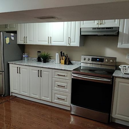Spacious Mbr Near Kennedy Subway & Go Торонто Екстериор снимка
