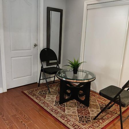 Spacious Mbr Near Kennedy Subway & Go Торонто Екстериор снимка