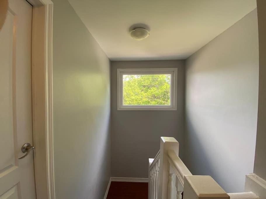 Spacious Mbr Near Kennedy Subway & Go Торонто Екстериор снимка