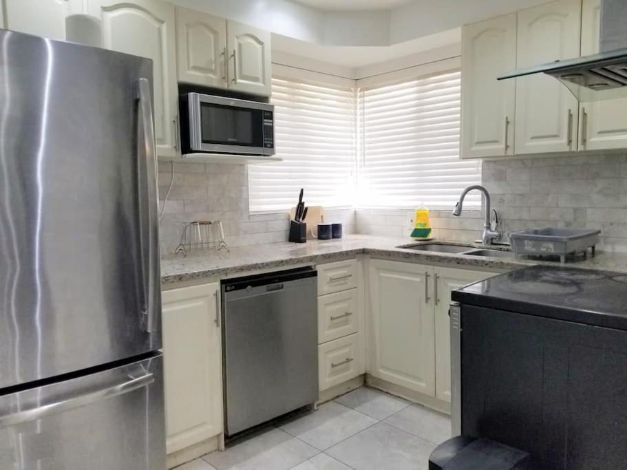 Spacious Mbr Near Kennedy Subway & Go Торонто Екстериор снимка
