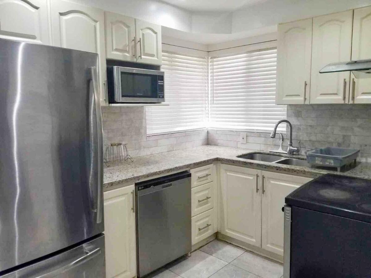 Spacious Mbr Near Kennedy Subway & Go Торонто Екстериор снимка