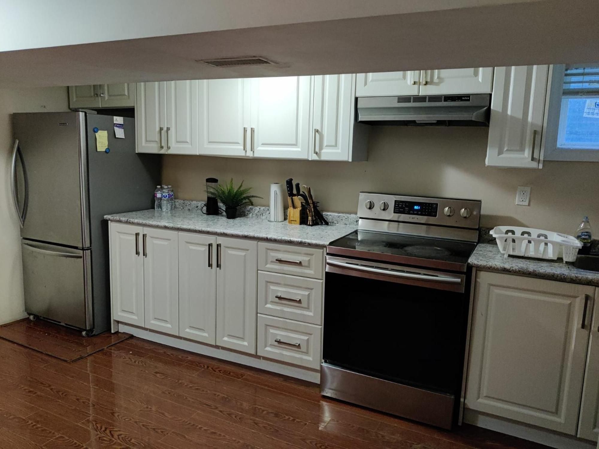 Spacious Mbr Near Kennedy Subway & Go Торонто Екстериор снимка