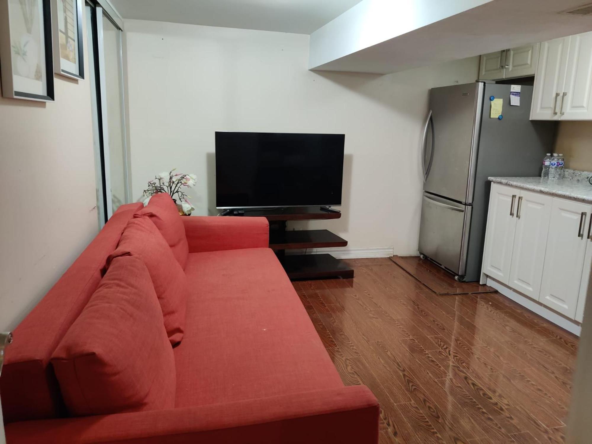 Spacious Mbr Near Kennedy Subway & Go Торонто Екстериор снимка