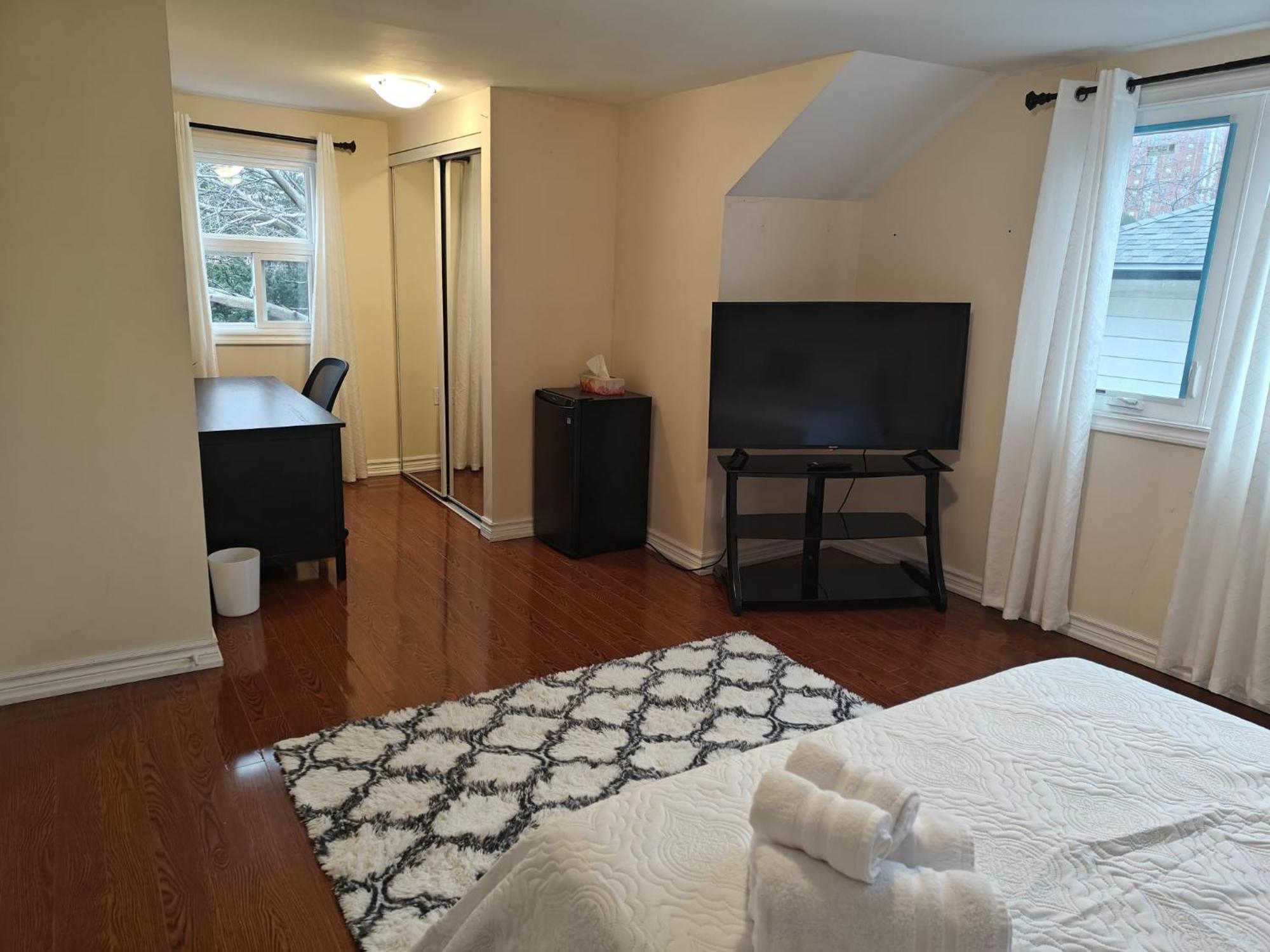 Spacious Mbr Near Kennedy Subway & Go Торонто Екстериор снимка