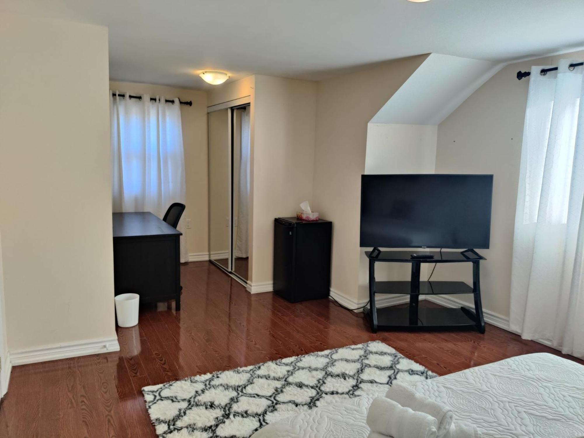 Spacious Mbr Near Kennedy Subway & Go Торонто Екстериор снимка