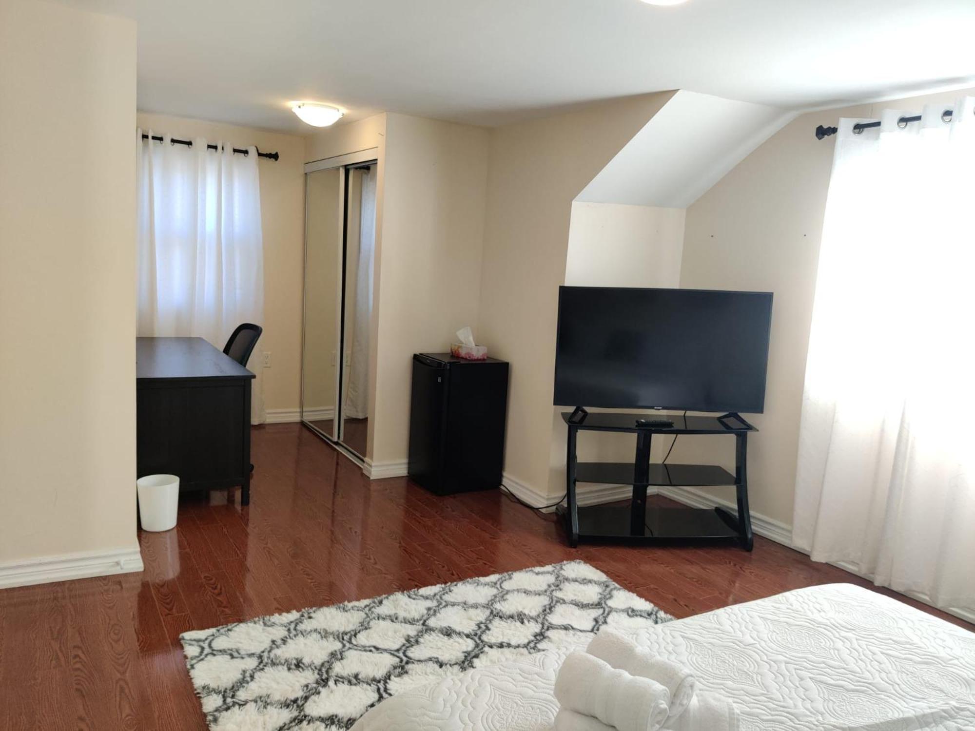 Spacious Mbr Near Kennedy Subway & Go Торонто Екстериор снимка